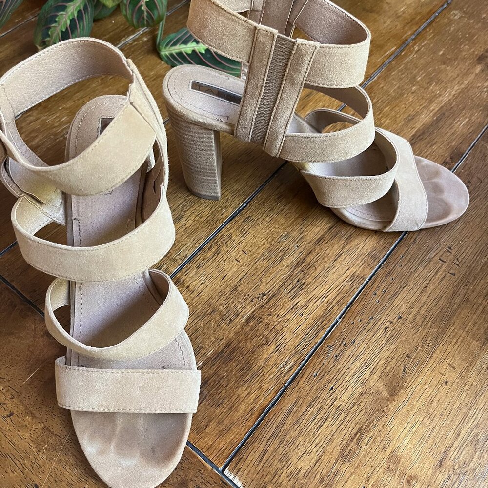 Tahari "Media" Shoes in tan/beige suede size 9.5 - Picture 5 of 6